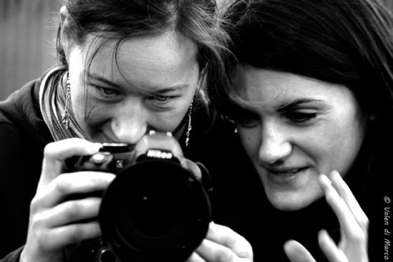 Marilun und ich schauen uns das erste Resultat meines neuen Weitwinkel-Objektives an.....