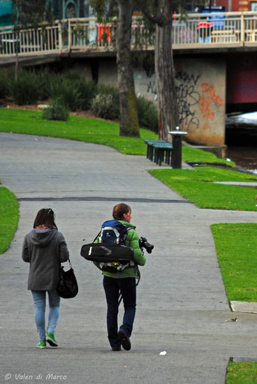 Immer auf der "Jagd" nach neuen Motiven..... Hier unterhalte ich mot Morgana über Kameras, woraufhin sie sich ein paar Tage später eine eigene DSRL kauft  Das Fotografieren ist wie ein Virus hier.....