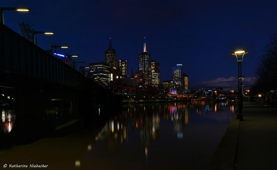 Der schon gewohnte Blick auf die Skyline vom CBD, hier aber als Panorama mit dem Weitwinkel in der "Blue Hour". Leider vergeht die Dämmerung hier recht zügig, weshalb nicht viel Spielraum für viele Fotos ist....