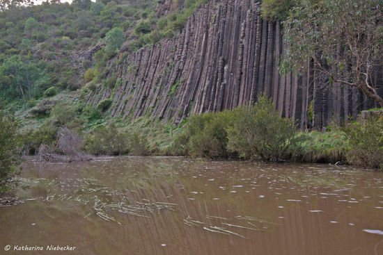 Ein Blick mit dem Weitwinkel auf die "Organ Pipes" am frühen Morgen.... Wirklich viel machen die so leider nicht her -  ich muß da wohl mal am Nachmittag hin, wenn die Sonne draufscheint..... Vielleicht wirken sie dann ein wenig besser....