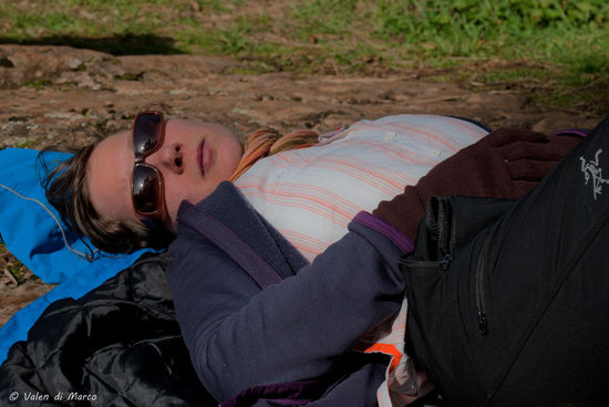 Nach so viel Action haben wir uns noch oben an der Kante des Wasserfalls ausgeruht und die Sonne genossen..... So läßt sich der Winter hier doch aushalten, wenn es nur nicht immer wieder zwischendurch so kalt, grau und regnerisch wäre....