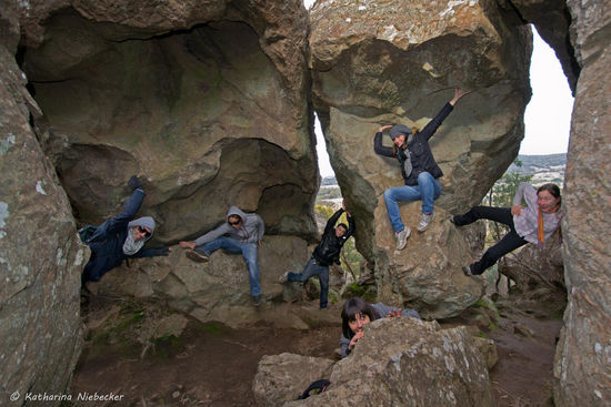 Auch hier durfte ein Gruppenfoto nicht fehlen. Die tollen Steinformationen auf der Erderhöhung von Hanging Rock sind das wahre Spielparadies für jede Menge Unfug....
V.l.n.r.: Luca, Adrea, Valen, Morgana, Mariluna und ich.