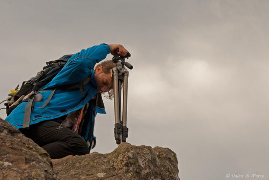 Hier bin ich beim Aufstieg auf den höchsten Punkt von Hanging Rock. Dies ist nicht immer leicht mit all der Ausrüstung.....