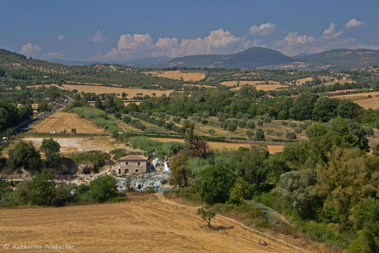 Im Mittelpunkt dieses Bildes ist das "Agriturismo Saturnia", welches fuer seine Thermen hier sehr gekannt und auch sehr gut besucht ist.... Jedoch nicht ganz das richtige fuer mich bei solchen Temperaturen.... 