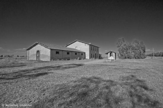 Ein altes Gehoeft, welches jetzt einsam und verlassen an der Strasse steht.....