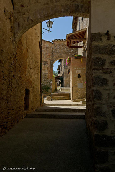 Der erste Blick durch die uralten, steinernden kleinen Gassen in diesem winzigen Örtchen.....