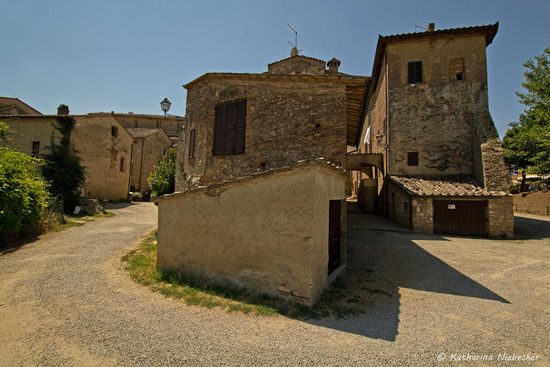 Und das ist der Gesamt-Anblick auf dieses kleine Örchen mit dem Weitwinkel....... Ein traumhaft schöner Flecken auf dieser Erde... Da fühlt man sich doch direkt ins Mittelalter zurück versetzt.....
