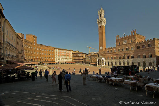 Ein Blick über den "Piazza del Campo" mit dem "Palazzo Pubblico" (rechts im Bild), wo das berühmteste Pferderennen Italiens "Palio di Siena" jährlich gelaufen wird. Man ist entweder ein heißgeliebter Fan dieses Rennens oder man hasst es abgrund tief..... Da ich es noch nicht gesehen habe, kann ich mir kein Urteil darüber erlauben, doch kann ich mir vorstellen, dass es nicht gerade gesund für die Pferde ist, auf diesem Platz um die engen Kurven in vollem Tempo zu preschen....