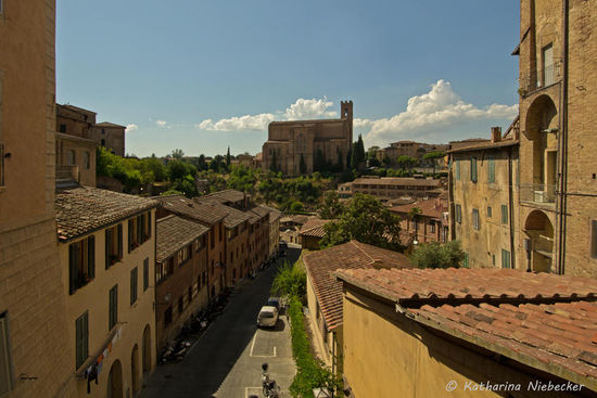 Blick durch die schmalen Gassen auf eine der vielen Kirchen.....