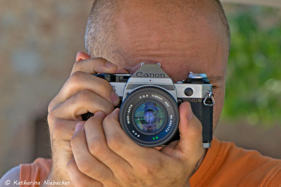 Der Fotograf war heute mit einer alten Canon (Filmkamera) unterwegs, welche noch aus Metal war und mindestens genausoviel wog wie meine DSLR mit Makro-Objektiv  Nur das Nachschauen der Fotos im Nachhinein war bei dieser Kamera schlecht.... doch der Reflex war immer da..... 