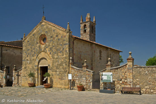 Die Kirche Santa Maria Assunta, die einzigste Kirche innerhalb des historischen Ortskern am Piazza Roma.....
