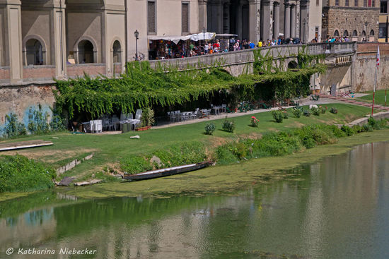Blick von der Ponte Vecchio auf den Arno und ein angrenzendes Café, welches wohl sehr berühmt für Film-Aufnahmen ist.