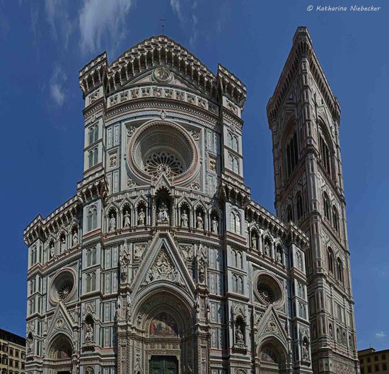 Die Cattedrale "Santa Maria del Fiore" ist sehr schwer zu fotografieren, wenn nicht so gar fast unmöglich frontal, da sie komplett von der Stadt eingebaut ist. Somit gibt es nur ein zusammengesetztes Panorama der Westseite mit dem Weitwinkel, weshalb die Form ein wenig verzerrt ist.