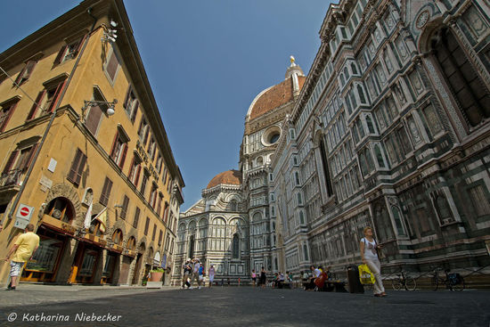 Ein Blick entlang der Nordseite auf den Dom mit seiner berühmten Kuppel....