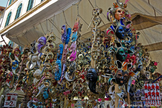 Weiter ging es vorbei an einem großen Markt (gut das ich absolut kein Geld dabei hatte...  ), wo es auch die für Florenz so typischen Masken zu kaufen gab.....