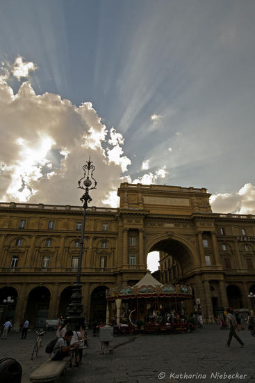 Am "Piazza della Repubblica" stand die Sonne hinter den Wolken und warf wunderschöne "Sonnenstrahlen" über das Tor.......