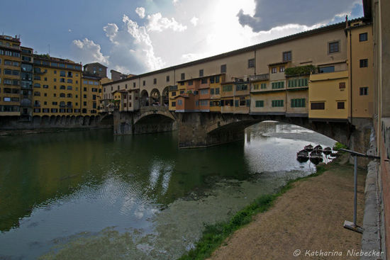 Und weil es so schön ist noch einmal in Farbe.... Der "Arno" hatte heute eine stark grünliche Farbe....