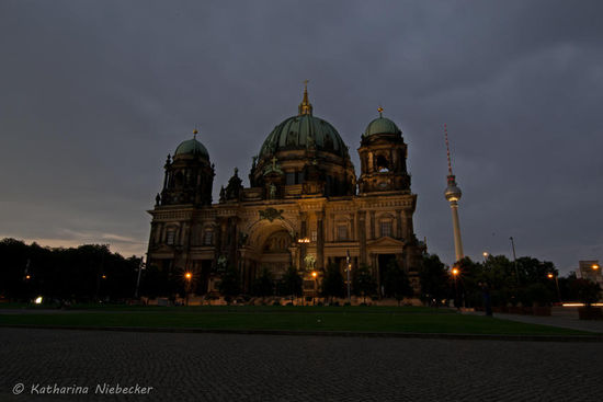 Berliner Dom und Berliner Fernsehturm im Hintergrund in der Abenddämmerung.....