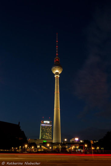 Berliner Fernsehturm bei Nacht..... Immerhin das einzige wirklich hohe Gebäude in Berlin. Schon komisch, wenn man keine Skyline hat, so wie ich es von Melbourne gewohnt bin.....