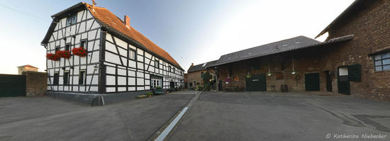 Die Panorama-Ansicht eines wunderschönen alten deutschen Bauernhof.....