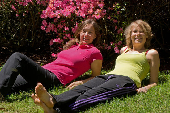 Gemeinsam genießen wir eine kurze Pause in der Sonne auf dem Gras.....