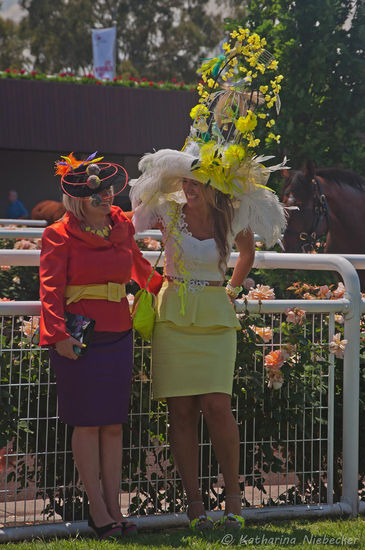 Während ich auf Kerstin und Alex gewartet habe, konnte ich ein paar sehr ausgefallene Hutkreationen fotografieren.....  Hier ein Vogelkäfig als Hut....