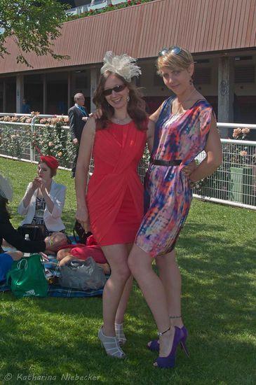 Alex und ich im Race Day-Outfit  Da komme ich mit meinem kleinen "Fascinator" doch eher bescheiden daher.....