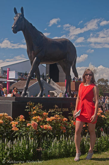 Ich vor der Statue der "Makybe Diva", dem einzigen Pferd, welches den Melbourne Cup dreimal in ihrer Karriere gewinnen konnte....