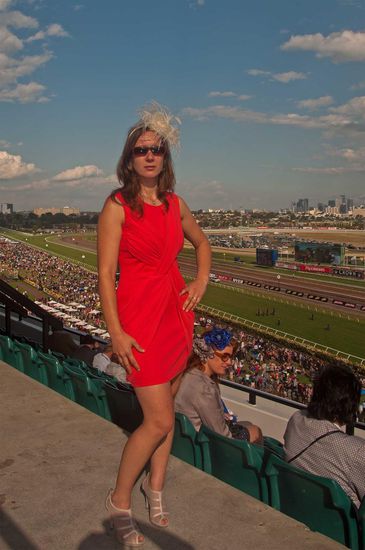 Die "Dame von Welt" auf dem Hill Grand Stand bei den reservierten Sitzplätzen..... 