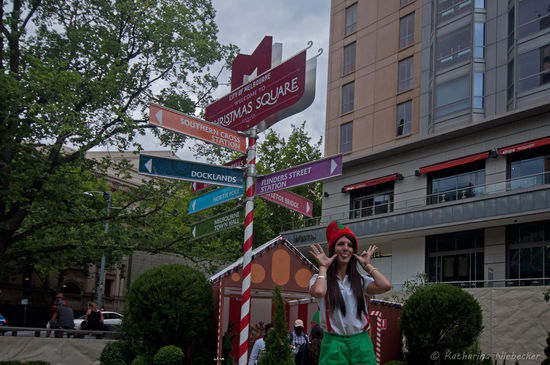 "Christmas Square" in der Swanston Street.... Auf dem hellblauen Richtungweiser steht "Nordpol" (in englisch natürlich)
