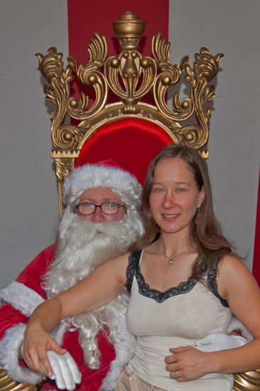 Ich konnte doch nicht widerstehen und ließ mich mit dem netten Santa Claus ablichten.... Allerdings nur, damit es ein aktuelles Foto von mir zu Weihnachten gibt.... *Frohe Weihnachten*