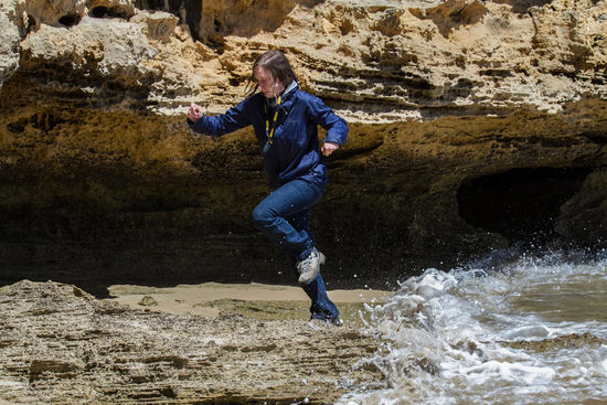 Da hat der Fotograf genau im richtigen Augenblick die Kamera in der Hand.....  Der Versuch mich vor den Wellen zu retten... Ist mir auch gelungen.....
copyright by marroniphoto.it