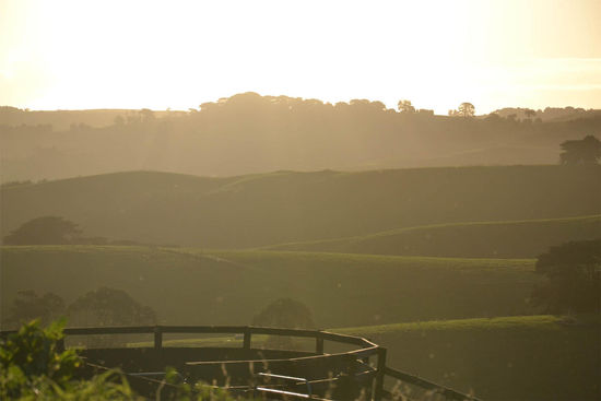Sonnenuntergang über South Gippsland. Im Vordergrund das Round-Pen.