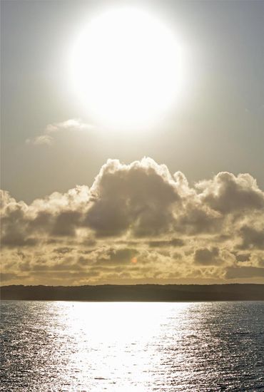 Die untergehende Sonne über Mornington Peninsula.