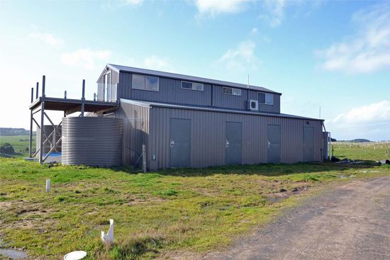 Das "Haupthaus", wo wir uns eigentlich immer aufgehalten haben, wenn wir nicht draußen waren. Unten sollten Pferdeboxen entstehen, aber da steht jetzt ein riesiger Billiard-Tisch drin. Ist ja wichtiger als Boxen für die Pferde.