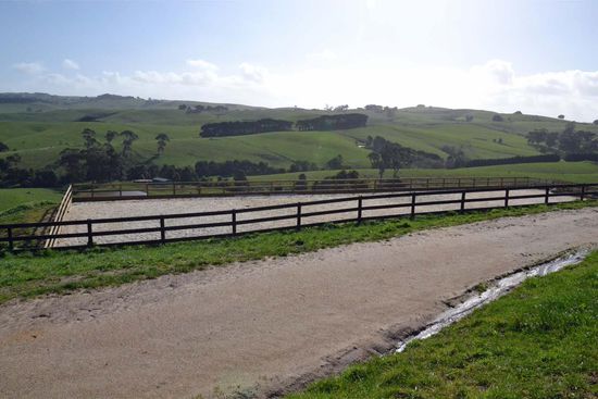 Der Reitplatz, welcher eine wunderschöne Aussicht hat.