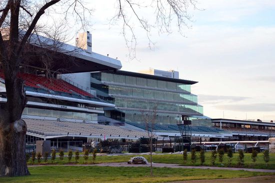 Erster Blick auf die Tribünen des Flemington Racecourse - die Heimat des "Melbourne Cups", welchen ich mir als Abschluß meiner Zeit hier in Melbourne anschauen werde. Phar Lap hat dieses Rennen drei Mal in seiner Karriere gewonnen.