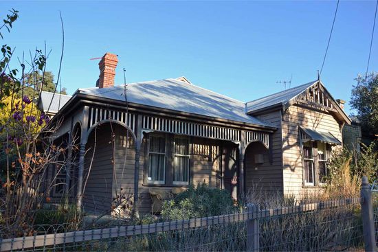 Leider sind viele der alten Häuser auch schon recht herunter gekommen (dieses hier geht noch). Aber bei vielen ist der Verfall zu erkennen und es ist sehr schade, dass sie nicht instand gehalten werden (vorallem in den südlichen Außenbezirken von Melbourne)