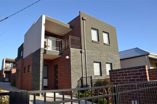 Zwischen all den alten Bauten gibt es immer wieder Neubauten, die leider nicht ganz vom Stil dazwischen passen.