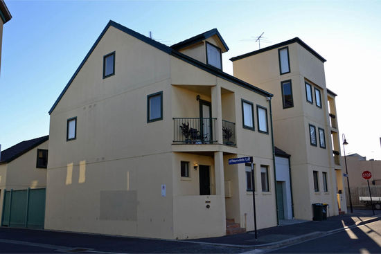 Hier ist mein Haus, in dem ich zur Zeit wohne, zu sehen. Mein Zimme ist im ersten Stock und geht mit dem Fenster nach hinten hinaus.