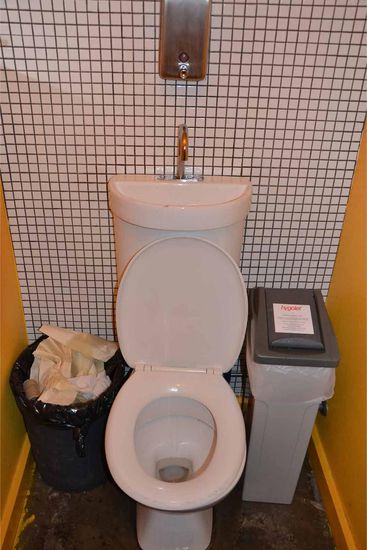 Damit man auch weiß, wie man sich die oben beschriebene Toilette vorstellen kann. Oben Hände waschen, Wasser sammelt sich im Spülkasten und unten wird es dann für die Toilettenspülung benutzt. 
Finde ich eine gute Sache für Bars, Restaurants etc......