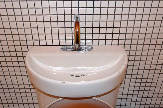 Hier noch das Waschbecken mit den Spül-Buttons. Links für halbe Ladung, rechts für ganze Ladung Spülkasten.