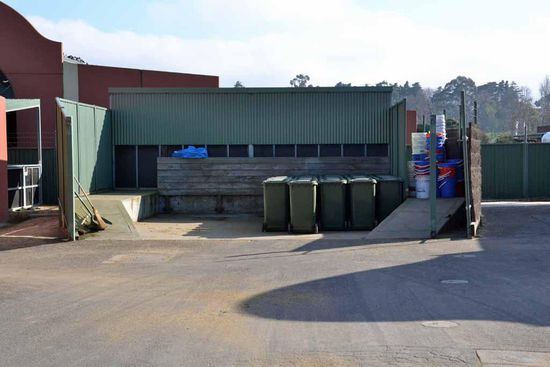 Als Einstreu gibt es hier "Streufix", was Pellets aus pulverisiertem Stroh sind (so könnte man es zumindest erklären). Angeblich sollen sie staub- und allergiefrei sein.... ha ha ha..... Das Zeug setzt sich überall ab. Ausgemistet wird mit Eimern und das Ganze wird dann in den Mülltonnen gesammelt, welche täglich entleert werden. Somit hat alles seine Ordnung. 