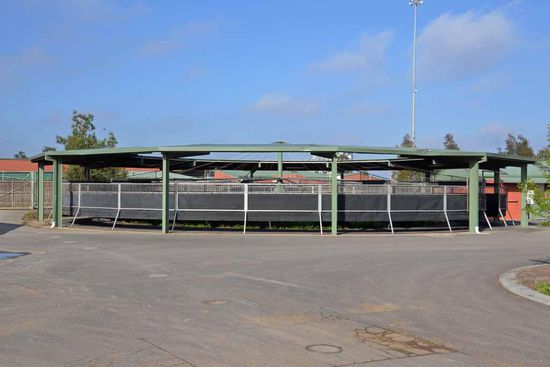 Hier die "kleine" Führanlage, die Platz für 12 Pferde hat. (aus Deutschland bin ich halt max. 6 Pferde pro Maschine gewohnt, weshalb die hier für mich sehr groß sind)