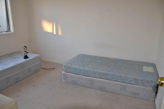 Dies ist das Zimmer, in dem ich drei Wochen mit Lu gewohnt habe. Schön ist was anderes.... Aber es hat seinen Zweck erfüllt: Dach über dem Kopf und ein Bett.