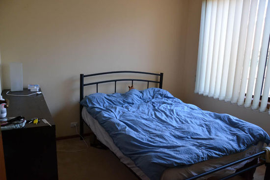 Zum Vergleich dazu mein neues Zimmer. Nicht groß, aber ich bin ja auch nur zum Schlafen da drin. 