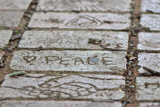Des öffteren habe ich in Melbourne schon Wege mit gravierten Ziegeln gesehen. Hier der "Peace-Path" im Brimbank-Park.