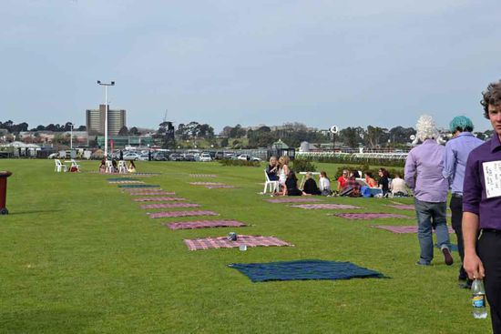 Von der Rennbahn werden viele Decken zum Picknicken für Familien und andere Gruppen bereitgestellt. Sehr nobel....