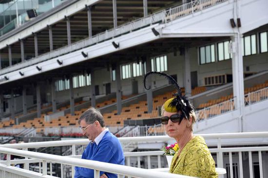 Viele Frauen kommen hier noch mit ausgefallenen Hüten auf die Rennbahn.