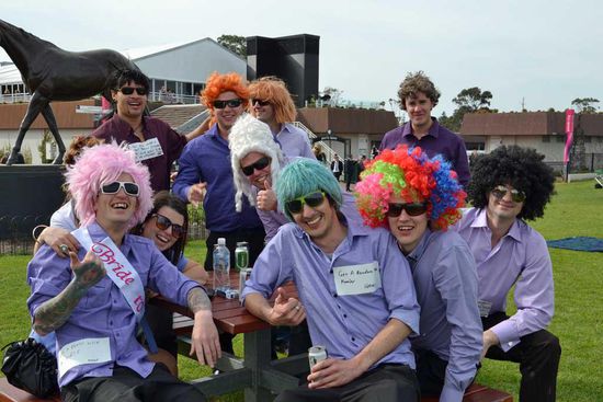 Eine fröhlich-lustige und bunte Runde.....